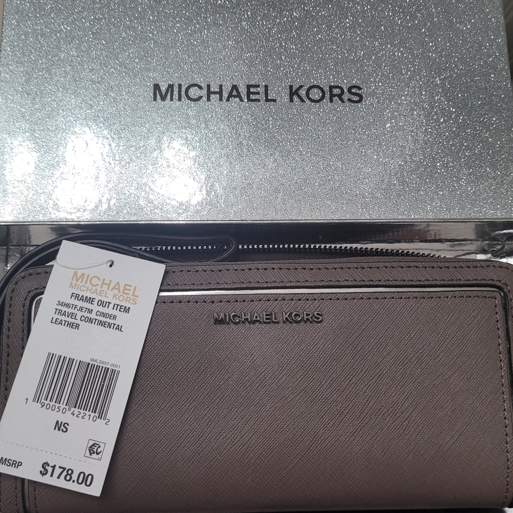 NWT Michael Kors Leather Travel Continental Wallet Wristlet in Taupe - Picture 4 of 10
